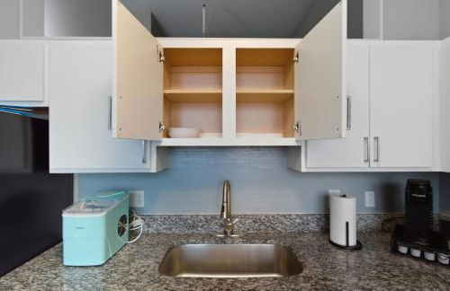 Luxury Downtown Cityview Suite Skywalk Access and Free Garage Parking - Foto 44