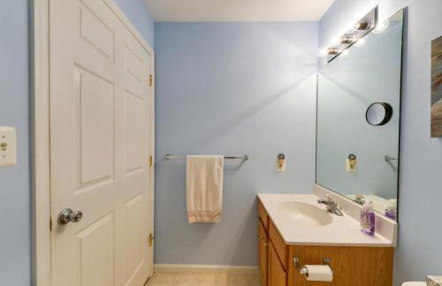 Condo with Deck Walk to Beach and Convention Center! - Foto 15