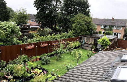 Luxurious Detached Holiday House Free Parking near Airport Town Centre Railway Station - Foto 17