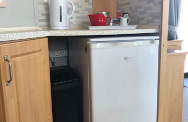 Norfolk Poppy Caravan - Sleeps 4 - WiFi and Sky TV Included - Foto 16