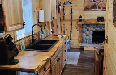 Knotty Shack- Unique Tiny Log Cabin with Hot Tub - Foto 19