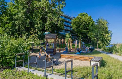 Stylish Apartment by the Lake with Balcony in Zegrze by Noclegi Renters - Foto 29