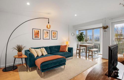 Stylish 2-Bed Apartment - Easy Access to London - Photo 1