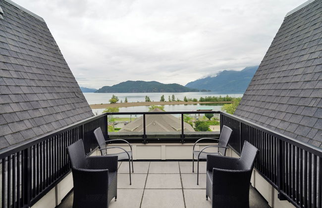 Charming 1BR Lakeside - Photo 20