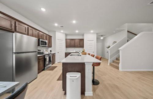 Luxurious 4 Bed Duplex Getaway! - Photo 3