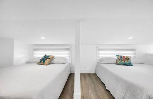 Tiny Home on Waterfront, Bay Views, Deck, Pool - Photo 14