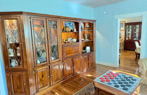 Berkshire Retreat Grand Home with Hot Tub and Large Yard, 5 mins from Jiminy Peak - Foto 48