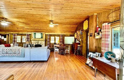 Tranquil Riverfront Cabin Retreat with Wildlife, Trails & Open Skies in Tahlequah, Oklahoma - Foto 13