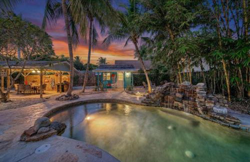 Tropical PoolHome Walk to Shops Near Beach - Foto 80