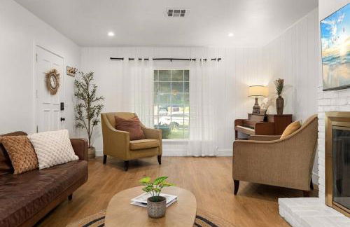 1970s Style Cozy Home with Fireplace Yard and Hot Tub - Foto 17