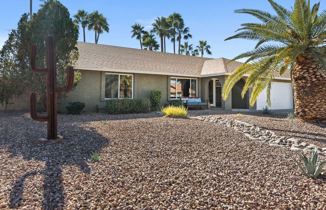 Modern and Stylish Remodeled 4 Bdrm w/ HTD Pool! - Foto 37