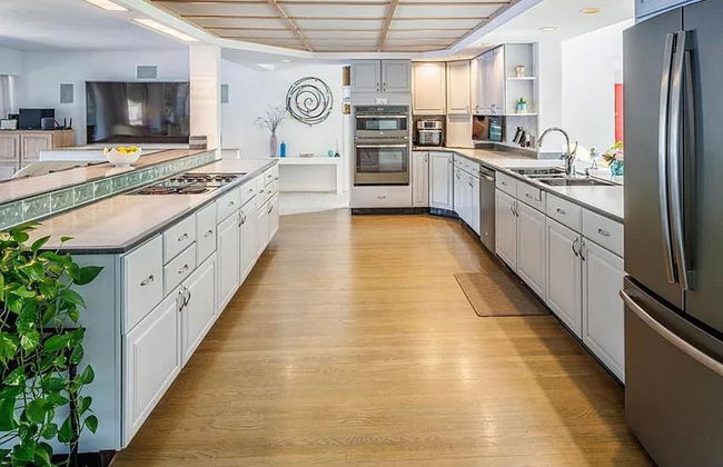 Lakehouse w Private Beach Bar Lg Deck Dock - Photo 9