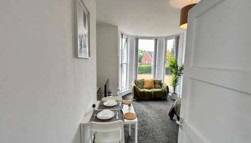 THE SPRINGFIELD SUITE - ONE BEDROOM APARTMENT - KIDDERMINSTER CENTRAL - SLEEPS 3 GUESTS - PARKING INCLUDED - WEST MIDLANDS SAFARI PARK LOCATIOn - Foto 5