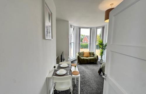 THE SPRINGFIELD SUITE - ONE BEDROOM APARTMENT - KIDDERMINSTER CENTRAL - SLEEPS 3 GUESTS - PARKING INCLUDED - WEST MIDLANDS SAFARI PARK LOCATIOn - Foto 5