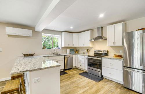 Waterfront Escape in Cub Run with Deck and Hot Tub! - Foto 8