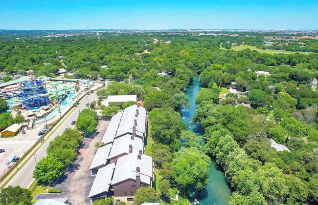 Luxurious Riverfront Condo Just 1 Blk to Schlitterbahn! - Foto 29