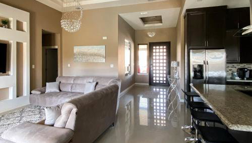 Pool, Patio and Yard Chic South Texas Home - Foto 2