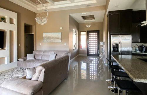 Pool, Patio and Yard Chic South Texas Home - Foto 2