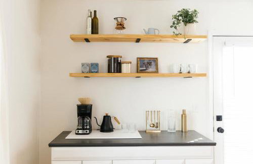 "The Dawning House" - Peaceful Modern Stay w/ Yard - Foto 1