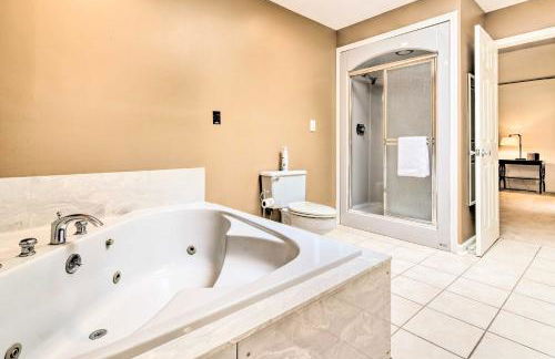 Deck with Fireplace Pet-Friendly Lake Lure Retreat - Foto 24