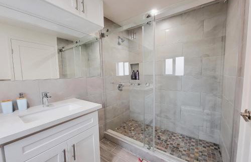 Modern 2BR Guest Suite w En-Suite Bathrooms 10 min to Rodeo Drive Near Kaiser and Cedars hospitals - Foto 23
