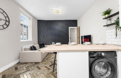 Modern 3 Bedroom house, short walk to train station and town centre, close to Manchester Airport and PLouise - Photo 18