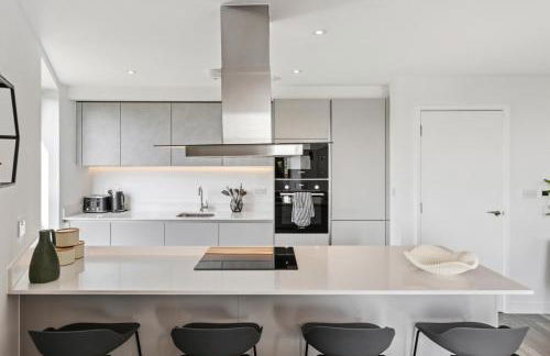 Luxury 3BR Apt Sleeps 10, Wembley & Park Views - Photo 10