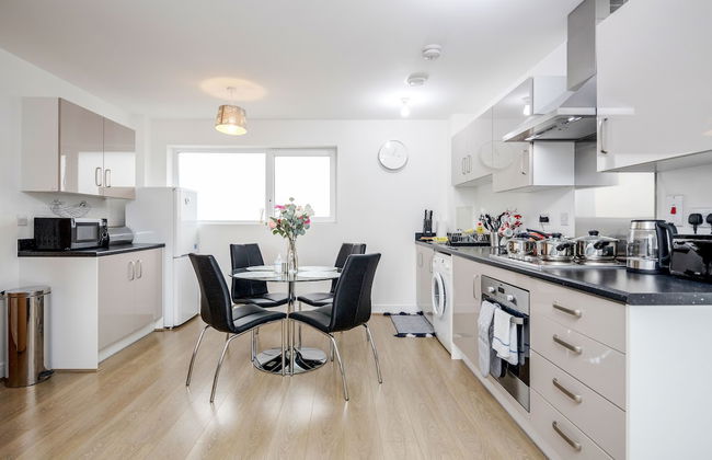 Impeccable 2-bed Apartment in Romford - Photo 11