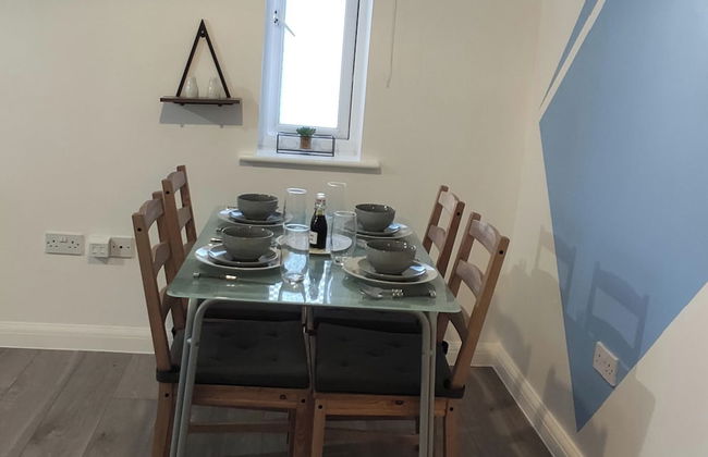 Apartment - Sleeps 4 - Parking - Station Close - Photo 10