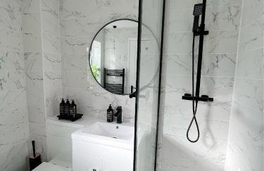 Stunning apartment in Beckton with Private Entrance - Photo 20