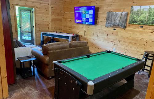 The cozy Lazy Laurel with year-round mountain views, hot tub, fire pit - Foto 25