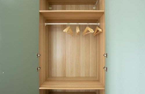 KAISER 02 by ROCKCHAIR Apartments l SUPERHOST Status l 3 Bedrooms Boxspringbeds 2 Bathrooms l Cozy Family & Business Flair 155 sqm 3 Balcony 2nd Floor Elevator up to 10 guests welcomes you! - Foto 24