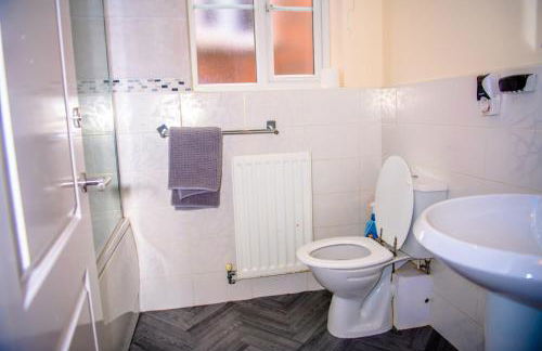 House - Sleeps 7 - Parking - 10Min Drive to Centre - Foto 5