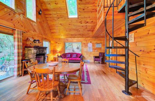 Idyllic Log Cabin Rental with a Porch in the Poconos of Pennsylvania - Foto 9