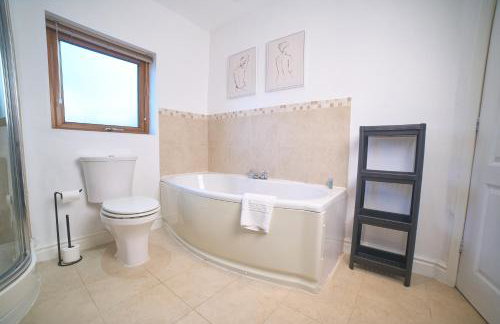 Modern Cosy 2-Bed Terrace with Private Garden - Foto 19