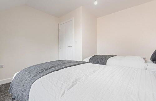 Modern 4-Bed, Parking, Pool Table, Sleeps 11 - Foto 18