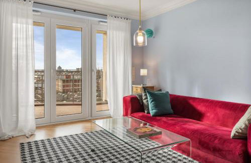 CLS Zentrale City-Wohnung in Hamburg mit E-Laden und Tiefgarage, Klimaanlage, gratis WLAN, Smart TV, großer Balkon, Nespresso Maschine inklusive Kapseln, Blick über Hamburg, Parkplatz, Cafe im Haus, Bushaltestelle direkt gegenüber, Flex Check In - Foto 4