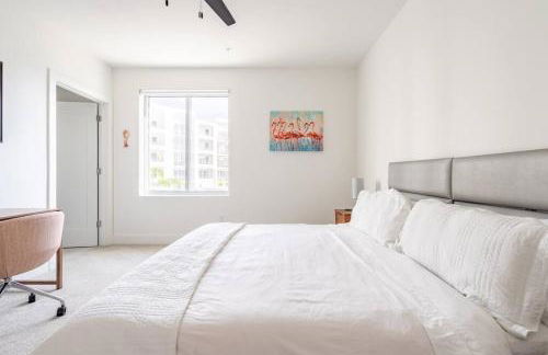 Waterside Retreat: Modern 2BR, Mins to Beach & Apt - Photo 3