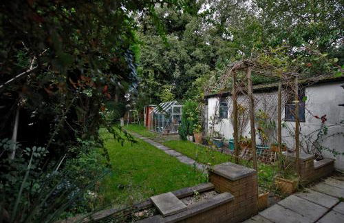 Spacious 3BR by Avalora Shortlets & Serviced Accommodations Queensway with big garden, Near train station - Foto 5