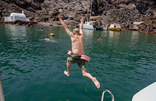 Paseo en catamarán por la Caldera de Santorini con comida - Foto 5
