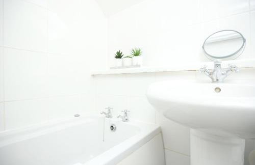 Palmers Place By N And N Stays Worker Friendly Accommodation in Bradley Stoke with private parking and fast WIFI, Long Stays Welcome - Foto 31