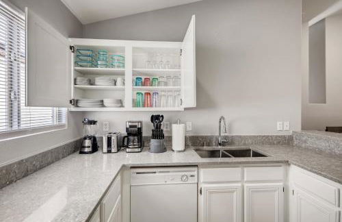 Luxurious House With A Pool, Spa, and Patio, Sleeps 6 Comfortably - Foto 16