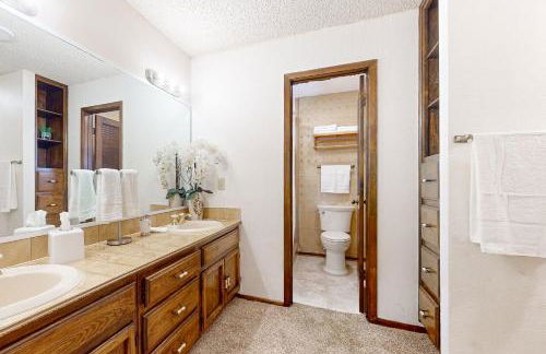 Walk to Park! Family-Friendly Laredo Home with Yard - Foto 16