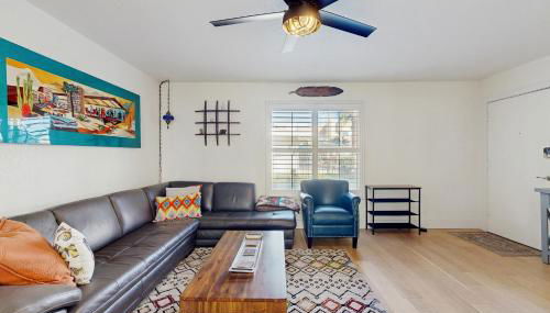 Stylish, Dog-Friendly Condo with Grill, shared Pool and Spa - Close to Downtown - Foto 4