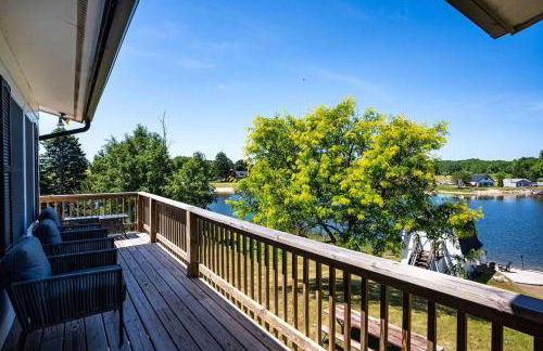 5BR Lakefront Getaway with hot tub - Foto 22
