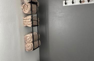 1BR Condo Near West 7th, Pool, Hot Tub, BBQ Sleeps 4 - Jacob's Neon Pearl - Foto 2