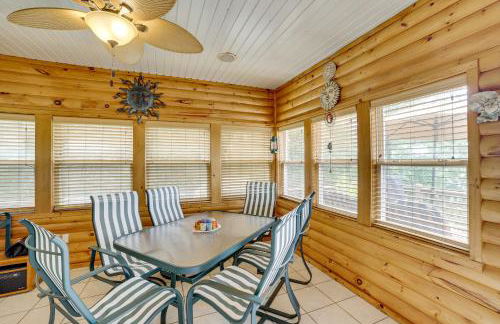 Decks and Views Spacious Cabin Near Table Rock Lake - Foto 11