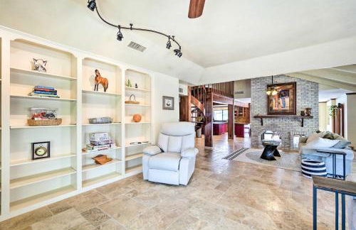 Pool and Putting Green Group Getaway in Glendale! - Foto 5