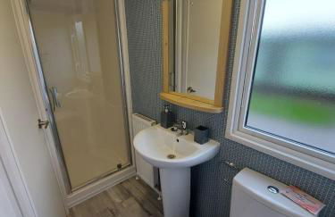 Woofles Luxury Caravan at Knaresborough Lido - Foto 24