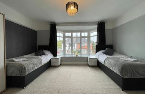 Luxurious Detached Holiday House Free Parking near Airport Town Centre Railway Station - Foto 27
